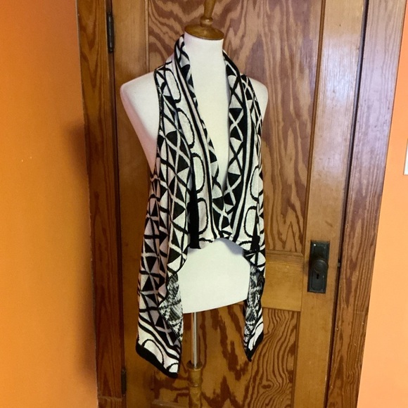 Derek Heart Black and White Geometric Cardigan - Picture 4 of 9